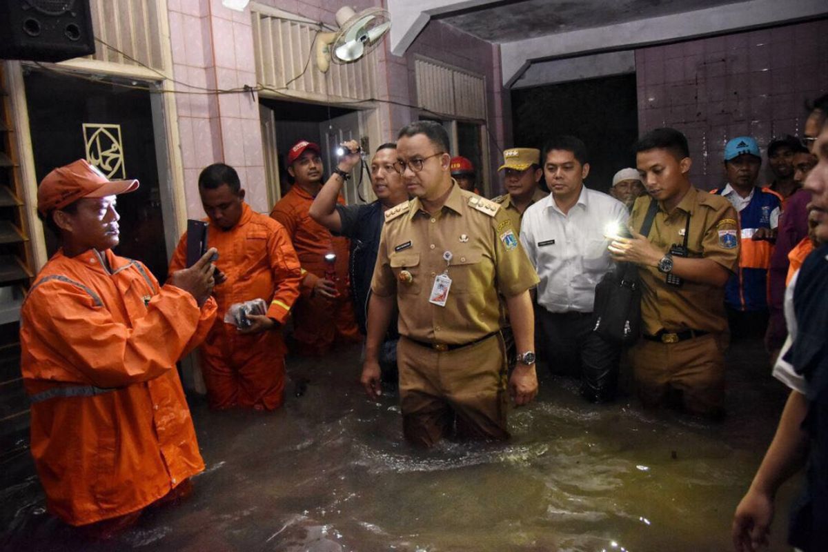 Gubernur DKI Jakarta Anies Baswedan meninjau lokasi tanggul jebol di Jati Padang, Senin (11/12/2017). 