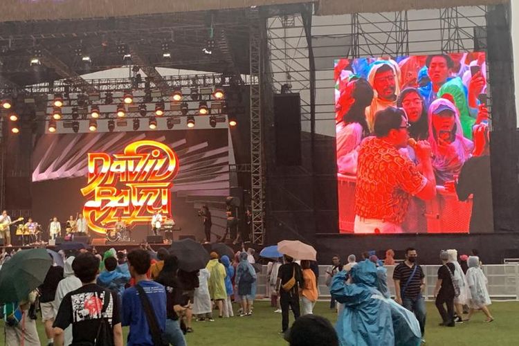 Penyanyi David Bayu turun panggung dan hujan-hujanan saat tampil di Joyland Fest Jakarta 2023 hari pertama di GBK Baseball Stadium Senayan, Jumat (24/11/2023).