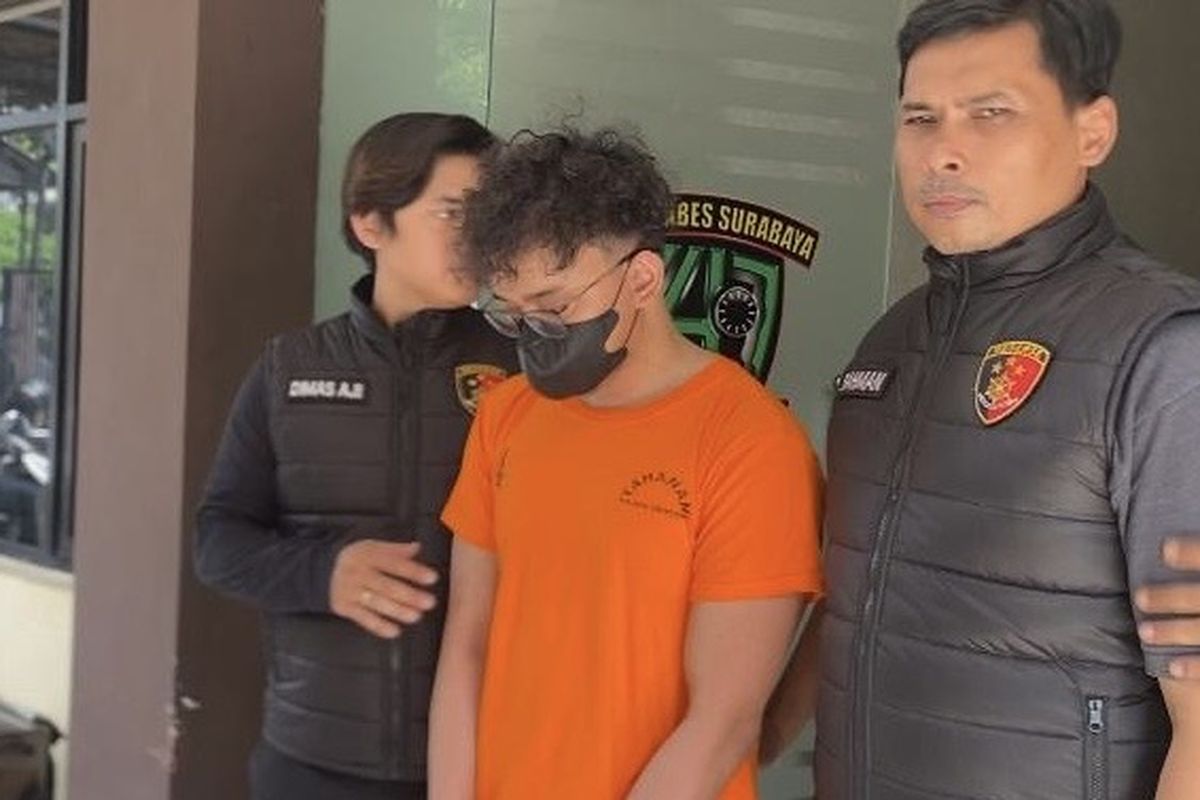 Pelaku pembunuh pacar di hotel Surabaya, Sabtu (18/1/2025).