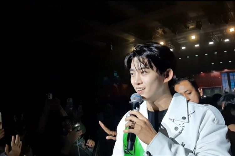 Penyanyi dan aktor Ok Taecyeon berkali-kali turun dari panggung untuk menghampiri penggemar yang menghadiri acara fan meeting  di The Kasablanka Hall, Jakarta Selatan, Sabtu (21/10/2023)