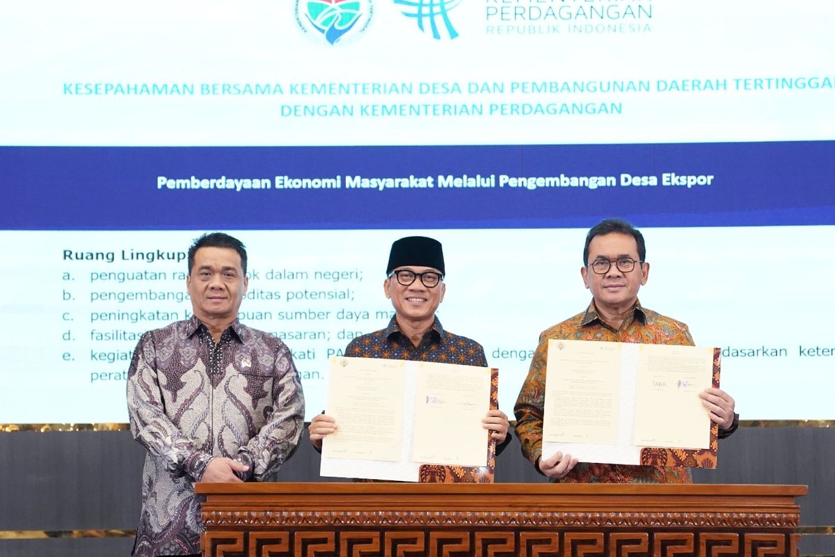 Menteri Perdagangan Budi Santoso bersama Menteri Desa dan Pembangunan Daerah Tertinggal (PDT) Yandri Susanto menandatangani nota kesepahaman (MoU) tentang ?Pemberdayaan Ekonomi Masyarakat Melalui Pengembangan Desa Ekspor?. Penandatanganan MoU dilaksanakan di kantor Kemendes PDT, Jakarta pada Kamis, (27/2/2025).