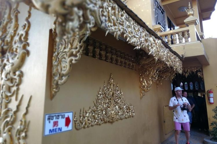 Akses masuk ke toilet laki-lagi di Golden Toilet, Wat Rhon Khun, Chiang Rai, Thailand.