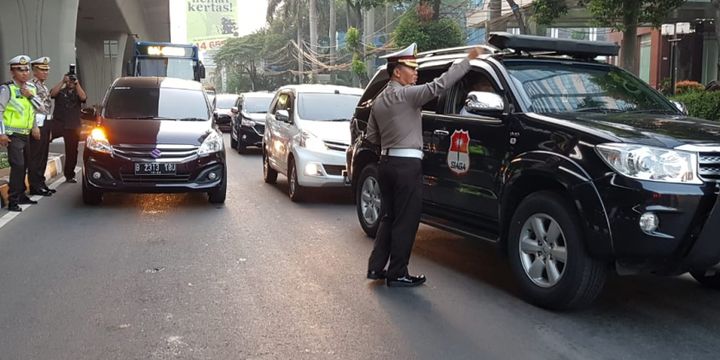 Mobil yang melanggar peraturan pembatasan kendaraan berdasarkan nomor pelat ganji dan genap mulai dialihkan di Simpang Pancoran, Jakarta Selatan, Rabu (18/7/2018)