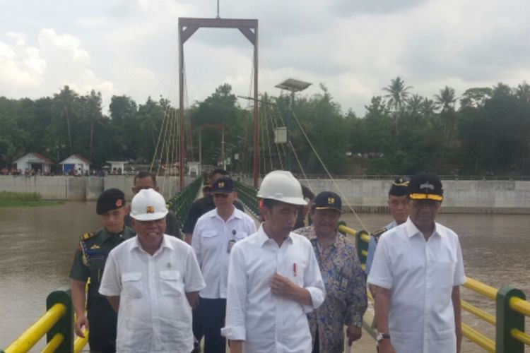 Presiden RI Joko Widodo jalan di jembatan Bendung Kamijoro yang menghubungkan Kabupaten Bantul dan Kulon Progo terhubung oleh jembatan ini, tepatnya antara Dusun Plambongan, Desa Triwidadi, Kecamatan Pajangan, Kabupaten Bantul dengan Kaliwiru, Desa Tuksono, Kecamatan Sentolo, Kulon Progo. Presiden Jokowi meresmikan bendung ini hari ini.