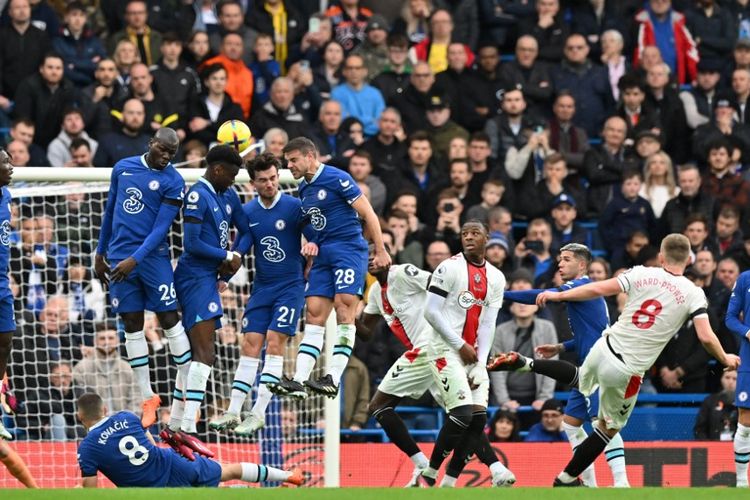 James Ward-Prowse kala mencetak gol tendangan bebas dalam laga pekan ke-24 Liga Inggris 2022-2023 antara Chelsea vs Southampton di Stamford Bridge, Sabtu (18/2/2023). (Photo by Glyn KIRK / AFP).
