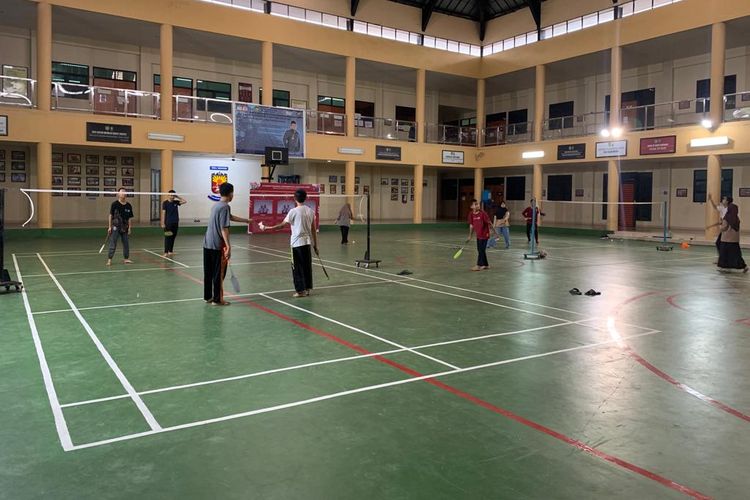 Siswa SMAN Sumatera Selatan berolahraga bulu tangkis di lapangan milik sekolah pada Selasa (6/12/2022).