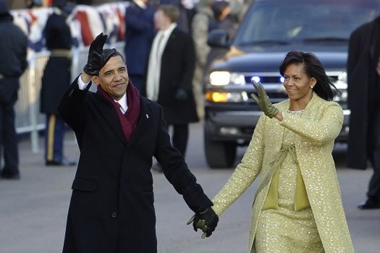 Presiden Barack Obama (kiri) dan istrinya, Michelle Obama pada parade pelantikan presiden di Gedung Putih, 20 Januari 2009.