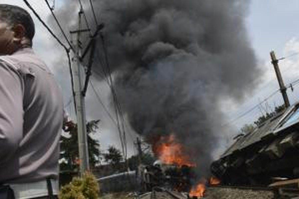 Suasana di lokasi tabrakan antara KRL jurusan Serpong-Tanah Abang dengan truk tangki pembawa bahan bakar di pelintasan Pondok Betung, Bintaro, Jakarta Selatan, Senin (9/12/2013). Kecelakaan menyebabkan korban tewas dan puluhan orang terluka. 