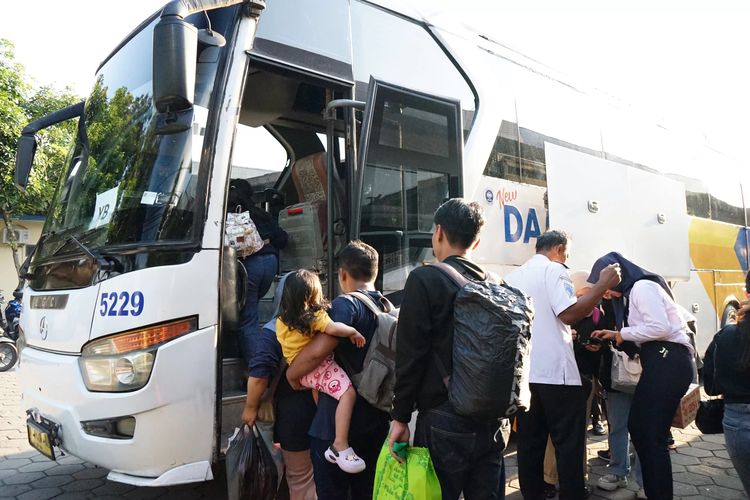 Ilustrasi penumpang bus DAMRI