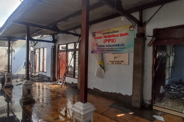 Kondisi Kantor Desa Ngudirejo, Kecamatan Diwek, Kabupaten Jombang, Jawa Timur, usai terbakar, Jumat (4/8/2023) siang.