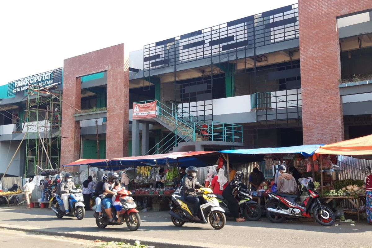 Suasana Pasar Ciputat, Tangerang Selatan pada masa pemberlakuan pembatasan kegiatan masyarakat (PPKM) level 4, Selasa (27/7/2021).