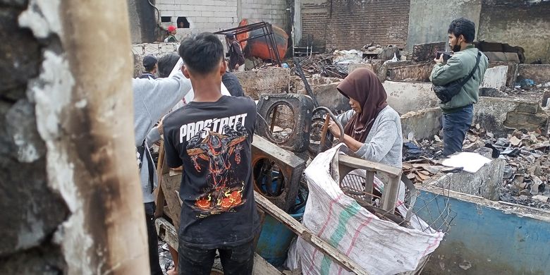 Sebanyak 9 unit mobil pemadam kebakaran diterjunkan untuk memadamkan api yang melahap pemukiman warga di Kampung Kebon Kalapa, Desa Sukamenak, Kecamatan Margahayu, Kabupaten Bandung, Jawa Barat, pada Senin (6/2/2023).Mobil pemadam kebakaran kesulitan untuk memasuki pemukiman warga tersebut, lantaran lokasi tersebut sangat padat penduduk.