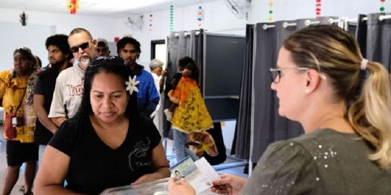 Publik ketika memberikan suara dalam referendum yang digelar Kaledonia Baru pada Minggu (4/10/2020). Hasilnya lebih dari 50 persen rakyat menolak merdeka dari Perancis.