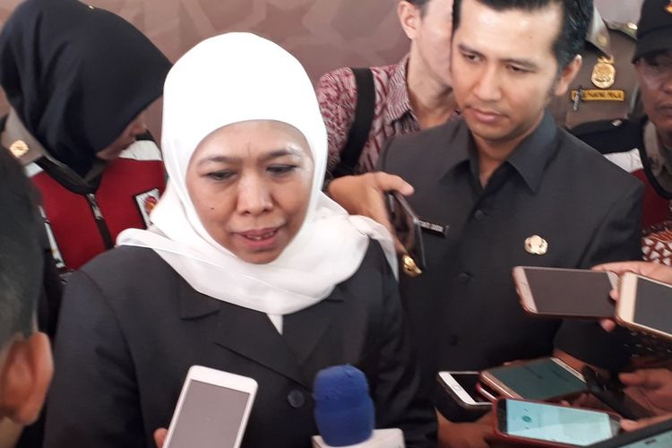 Gubernur Jatim, Khofifah Indar Parawansa usai Halal Bi Halal di kantor Gubernur di Jalan Pahlawan Surabaya, Senin (10/6/2019)