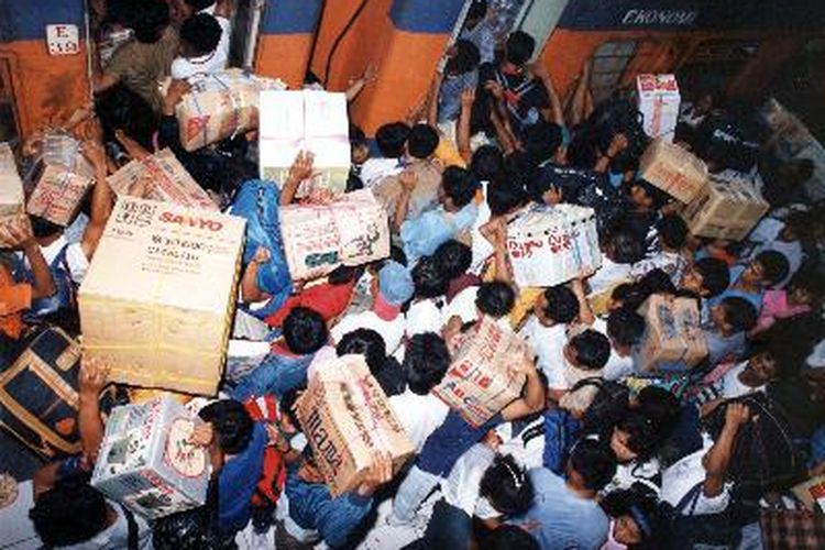 Para penumpang tengah berebut naik ke dalam kereta di Stasiun Senen pada 1994 silam. Hal itu dilakukan penumpang agar bisa mudik ke kampung halaman untuk bertemu sanak saudara dan merayakan lebaran bersama keluarga tercinta.