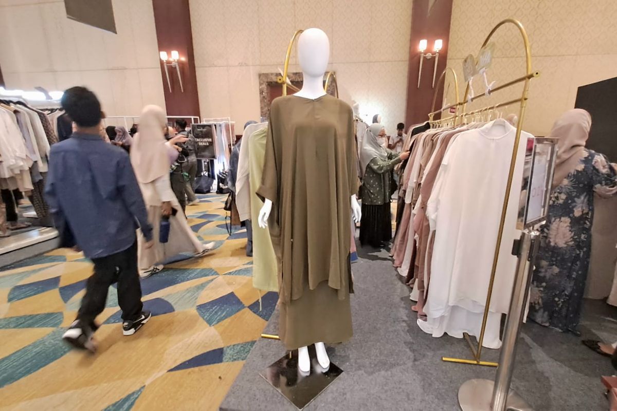 Salah satu koleksi tunik milik brand Lozy Hijab yang ada di Sisterhood Modest Bazaar, Senayan City, rabu (27/3/2024)