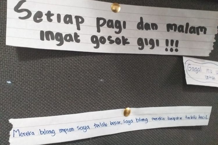 Tulisan-tulisan kalimat motivasi yang terdapat di kamar bek Garuda Select, Komang Teguh Trisnanda.