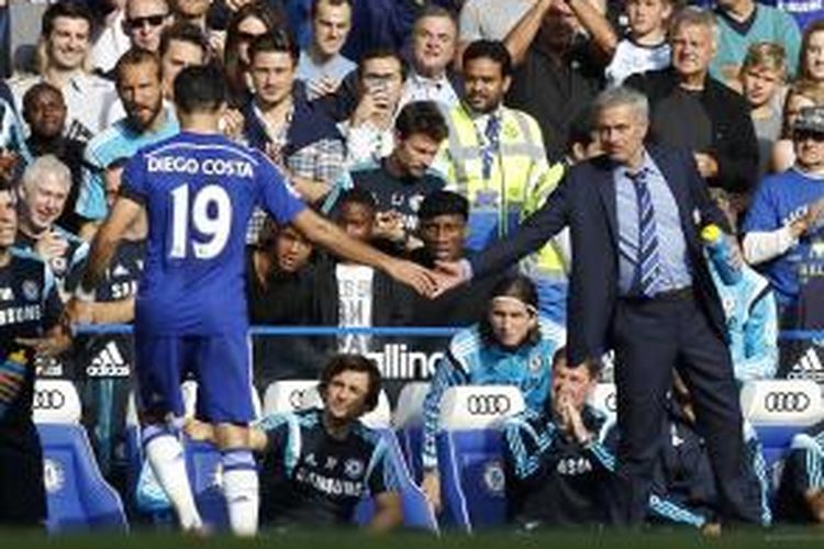 Penyerang Chelsea Diego Costa (kiri) berjabat tangan dengan Manajer Jose Mourinho, ketika meninggalkan lapangan usai digantikan Loic Remy pada menit ke-72, laga Premier League melawan Swansea City, di Stamford Bridge, Sabtu (13/9/2014). Costa mencetak tiga gol pada laga yang dimenangi Chelsea 4-2 itu.