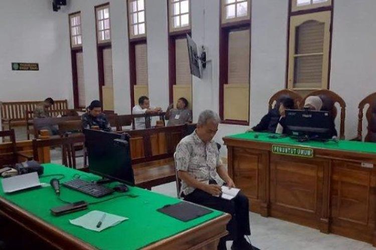 Terdakwa Mangindar Simbolon divonis satu tahun penjara dalam perkara korupsi izin lahan Hutan Tele di Kabupaten Samosir senilai Rp 32,7 miliar di PN Medan, Selasa (19/3/2024). 

