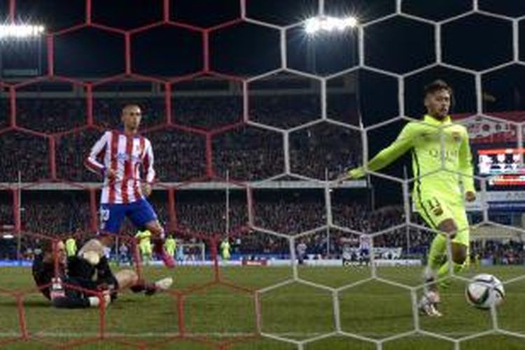 Penyerang Barcelona, Neymar da Silva Santos Junior (kanan), mencetak gol ke gawang Atletico Madrid pada leg kedua perempat final Copa del Rey di Vicente Calderon, Rabu (28/1/2015).