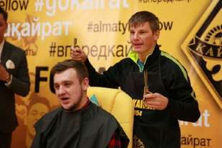 Pesepak bola asal Rusia, Andrey Arshavin (kanan), mencukur kepala seorang jurnalis bernama Peter Volikova, Kamis (6/10/2016) waktu setempat. Arshavin melakukan hal tersebut karena menang taruhan atas Volikova.