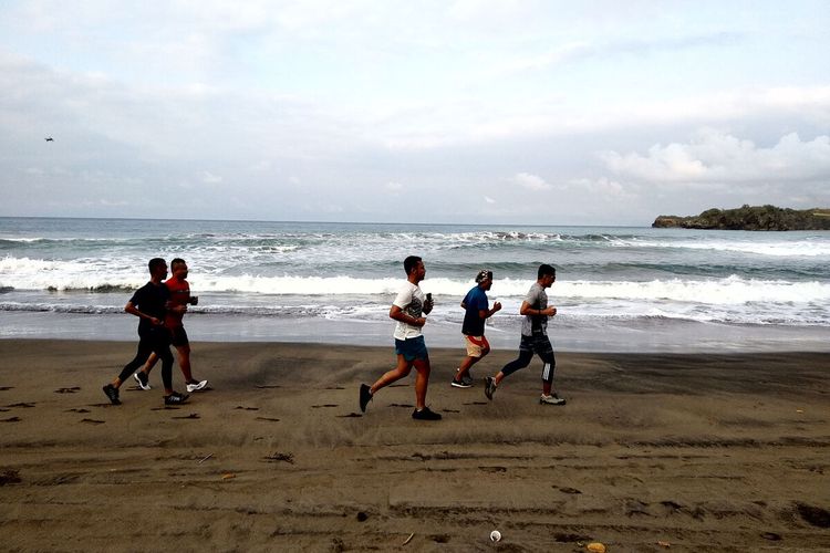 Menparekraf Sandiaga Uno berlari di Pantai Serang, Blitar, Sabtu (16/10/2021)