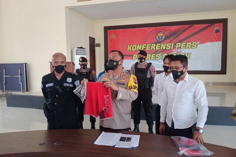 Kapolres Demak AKBP Budi Adhy Buono saat memberikan keterangan dalam gelar perkara persetubuhan dan pencabulan di Mapolres Demak, Senin (18/10/2021).