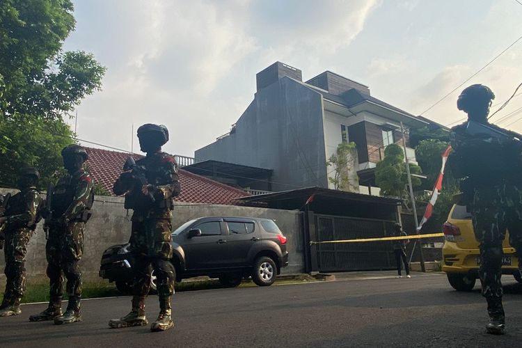 Personel Korps Brimob berpakaian lengkap berjaga di sekitar rumah mantan Kepala Divisi Profesi dan Pengamanan (Kadiv Propam) Polri Irjen Ferdy Sambo di Jalan Saguling, Duren Tiga, Pancoran, Jakarta Selatan, Selasa (9/8/2022).