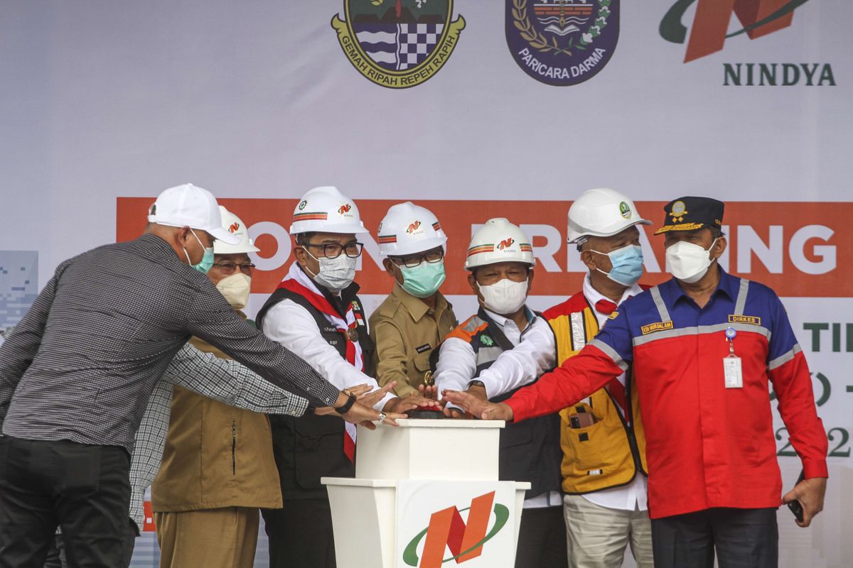 Gubernur Jawa Barat Ridwan Kamil (ketiga kiri) bersama Wali Kota Depok Mohammad Idris (kedua kiri), Wakil Wali Kota Depok Imam Budi Hartono (tengah) dan jajaran membuka pembangunan proyek underpass di Jalan Dewi Sartika, Depok, Jawa Barat, Senin (14/2/2022). Kunjungan Gubernur Jawa Barat tersebut dalam rangka menghadiri 'ground breaking' proyek pembangunan underpass jalan Dewi Sartika sepanjang 470 meter yang rencananya akan selesai pada akhir 2022.