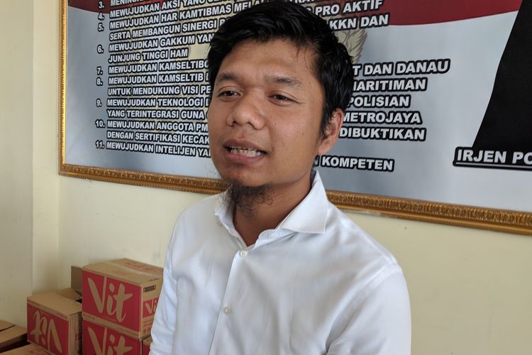 Kanit Reskrim Polres Metro Tangerang Selatan memberikan keterangan kepada Wartawan di kantornya Selasa (23/4/2019)