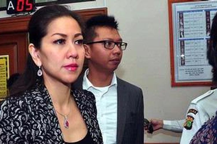 Artis peran dan model yang menjadi politisi, Venna Melinda, berada di Pengadilan Agama Jakarta Selatan, Senin (18/3/2013), untuk menjalani sidang mediasi berkait dengan gugatan cerainya terhadap Ivan Fadilla Soedjoko. 