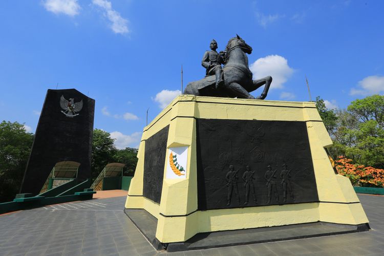 Monumen di Museum Panglima Besar TNI Jenderal Soedirman yang berada di Purwokerto. 