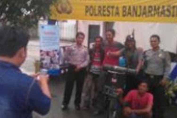 Drs Mochamad Yusuf (49). Pria asal Riau ini sudah sudah hampir empat tahun belakangan mengelilingi berbagai wilayah di Indonesia dengan menggunakan sepeda untuk menjadi Pelopor Administrasi.