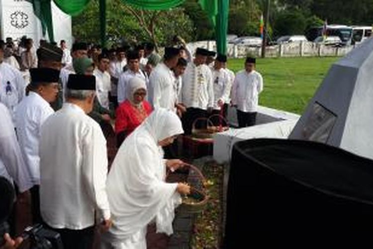 Wakil Presiden Jusuf Kalla dan Gubernur Aceh Zaini Abdullah menabur bunga di Kuburan Massal Siron, Banda Aceh, Aceh, Jumat (26/12).