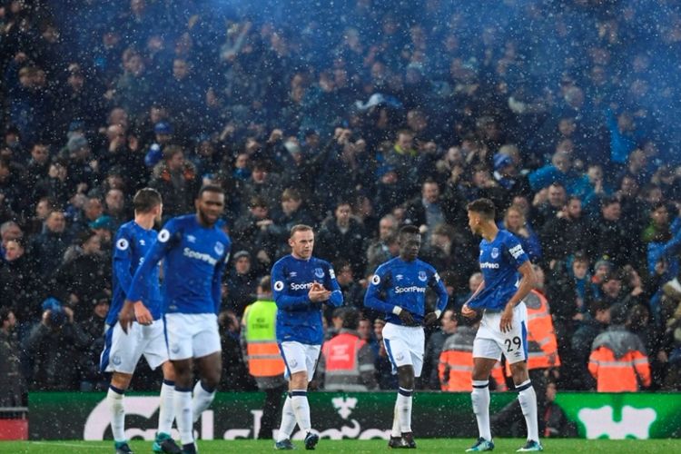 Striker Everton, Wayne Rooney (tengah), merayakan gol yang dia cetak ke gawang Liverpool FC dalam laga Liga Inggris di Stadion Anfield, Liverpool, pada 10 Desember 2017.