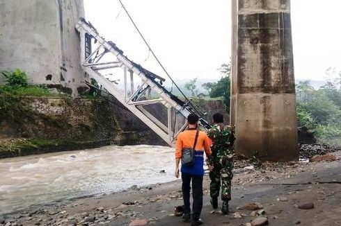 Jembatan Rel KA Surabaya-Jakarta di Brebes Putus Diterjang Arus Sungai