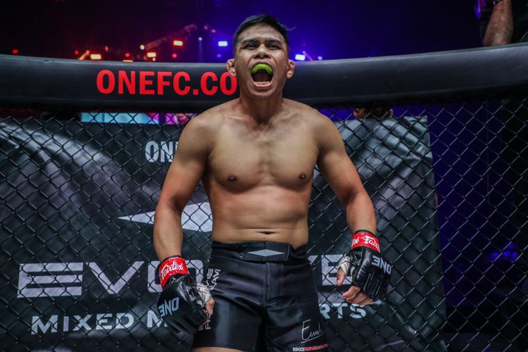 Petarung MMA asal Indonesia, Eko Roni Saputra, setelah melakoni duel dengan Yodkaikaew Fairtex (Thailand dalam ajang ONE 162 di Kuala Lumpur, Malaysia, pada 21 Oktober 2022. Terkini, Eko Roni dijadwalkan berduel melawan petarung China, Hu Yong, dalam laga divisi flyweight di ONE Fight Night 15 di Lumpinee Boxing Stadium, Bangkok, Thailand, pada 7 Oktober 2023 mendatang.