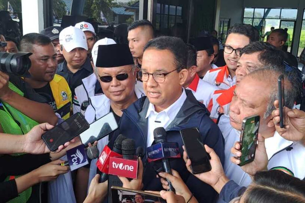 Calon presiden Anies Rasyid Baswedan didampingi Ketua DPD Nasdem Tapanuli Selatan (Tapsel) M Yusuf Siregar, TKD Sumut Amin saat tiba di Bandara Ferdinand Lumbantobing, Pinangsori, Tapanuli Tengah (Tapteng), Kamis (1/2/2024). Anies akan melakukan kampanye akbar di Istana Raja Najungal, Kecamatan Muaratais, Tapsel dan selanjutnya bertolak ke Deli Serdang, Sumatra Utara.