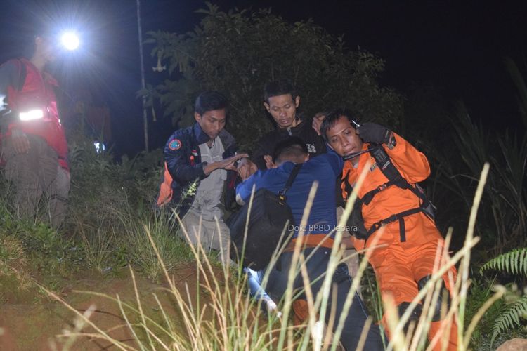 Badan Penanggulangan Bencana Daerah (BPBD) Kabupaten Jepara, Jawa Tengah mengevakuasi seorang‎ pria yang dalam kondisi lemas tak berdaya di puncak Songolikur (29), Gunung Muria wilayah Desa Tempur, Kecamatan Keling, Jepara, Minggu (2/6/2019).