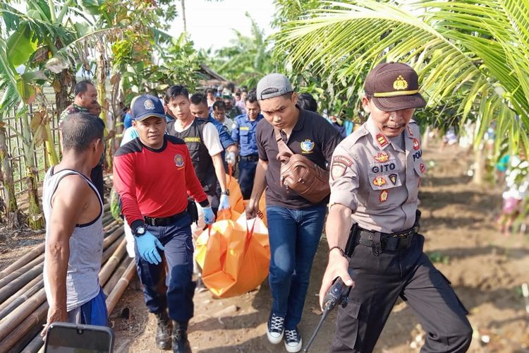 Jenazah korban tenggelam di sumur Desa Selokerto, Kecamatan Sempor, Kabupaten Kebumen, Jawa Tengah, dievakuasi, Kamis (28/11/2019).