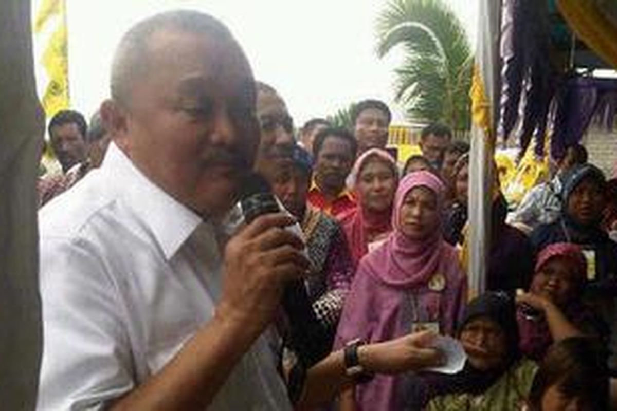 Bakal calon gubernur dan bakal calon wakil gubernur DKI Jakarta, Alex Noerdin dan Nono Sampono, Jumat (4/5/2012), saat melakukan deklarasi di Pulau Kelapa, Kepulauan Seribu.