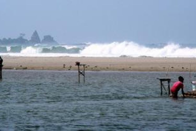 Tanjung Layar, sebuah tengara alam di Sawarna, diabadikan dari Pantai Muara Sawarna. 