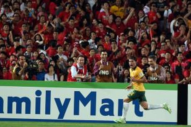 Pemain Australia, James Troisi, mencetak gol ke gawang Korea Selatan pada final Piala Asia 2015, Sabtu (31/1/2015). 