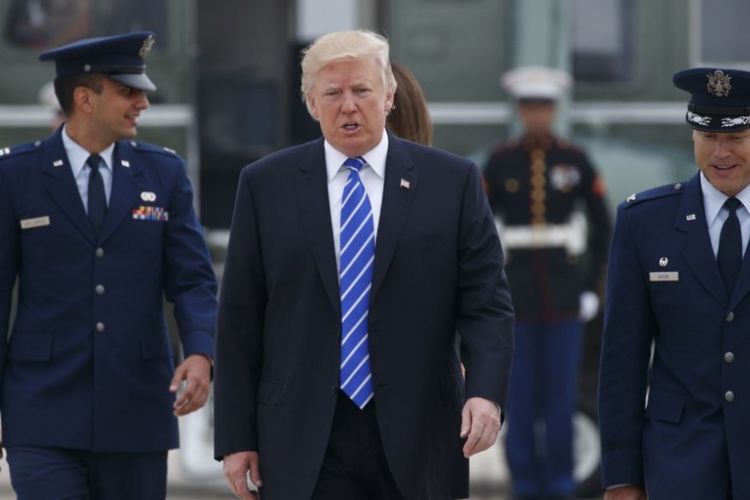 Presiden AS, Donald Trump, berjalan menuju Air Force One yang akan membawanya ke Polandia dan Jerman, Rabu, 5 Juli 2017 di Pangkalan Angkatan Udara AS, Andrews, Maryland. 
