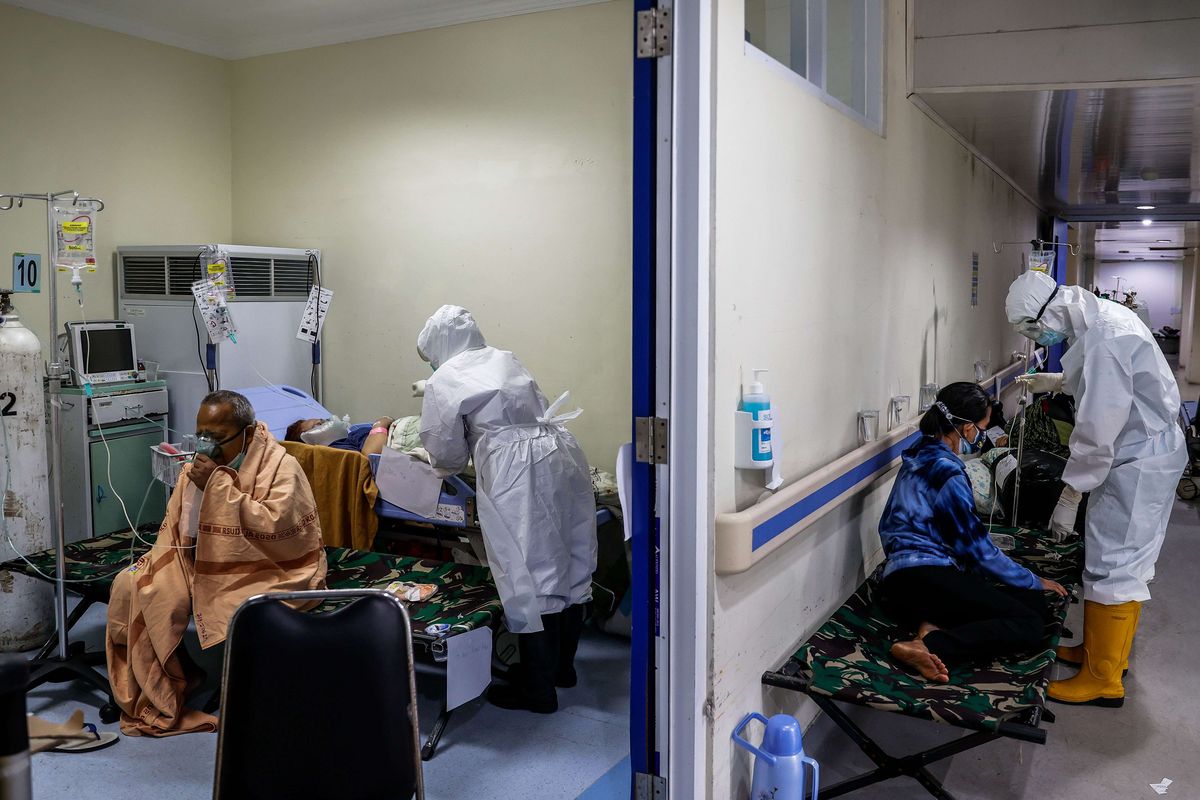 Tenaga kesehatan melakukan perawatan terhadap pasien Covid-19 di Instalasi Gawat Darurat (IGD) di RSUD Koja, Jakarta Utara, Selasa (29/6/2021). Rumah Sakit Umum Daerah (RSUD) Koja menjadi rumah sakit (RS) khusus untuk pasien virus corona (Covid-19) sesuai surat edaran Kementerian Kesehatan (Kemkes).