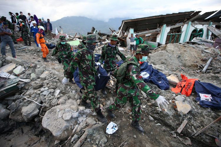 Anggota TNI menemukan jenasah korban gempa bumi di Perumnas Balaroa, Palu, Sulawesi Tengah, Sabtu (6/10/2018). Gempa bumi Palu dan Donggala bermagnitudo 7,4 mengakibatkan sedikitnya 925 orang meninggal dunia dan 65.733 bangunan rusak.