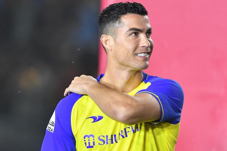 Cristiano Ronaldo diperkenalkan sebagai pemain baru Al Nassr di Mrsool Park, Riyadh, Arab Saudi, Selasa (3/1/2023) malam WIB. Terdekat, Ronaldo jadi kapten tim gabungan Al Hilal dan Al Nassr saat melawan PSG dalam pertandingan persahabatan.