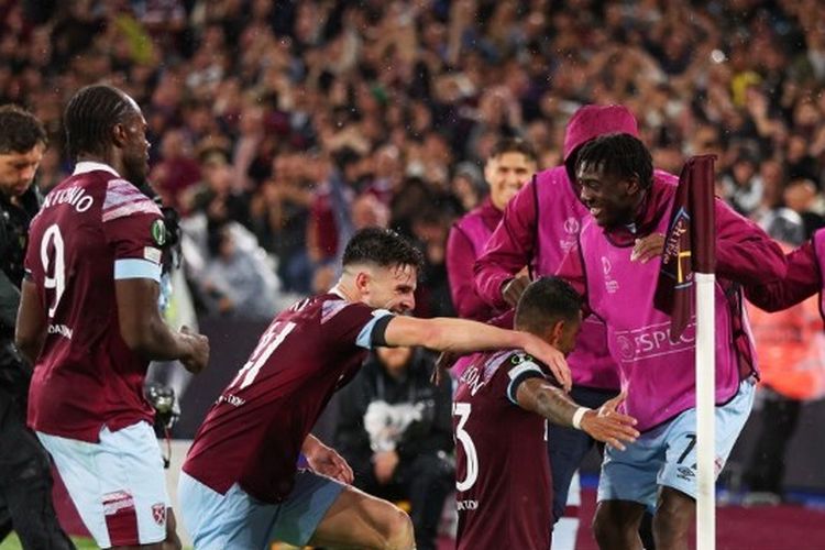 Para pemain West Ham United merayakan gol ke gawang FCSB dalam laga pertama fase grup UEFA Europa Conference League 2022-2023 di Stadion Olimpiade London, Inggris, Jumat (9/9/2022) dini hari WIB. Laga West Ham vs FCSB berakhir dengan skor 3-1 untuk kemenangan tim tuan rumah.