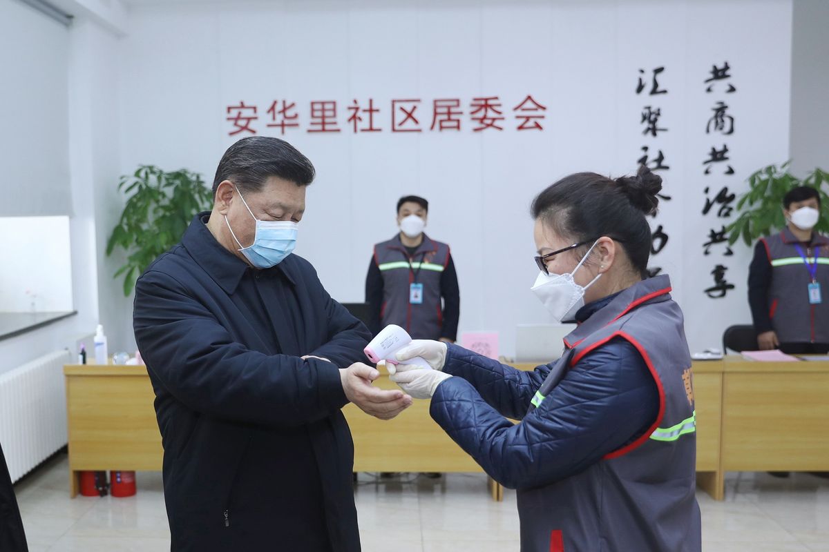 Presiden China Xi Jinping diukur suhu tubuhnya saat berkunjung ke Rumah Sakit Ditan yang berlokasi di Beijing, untuk menjenguk pasien virus corona pada 10 Februari 2020.