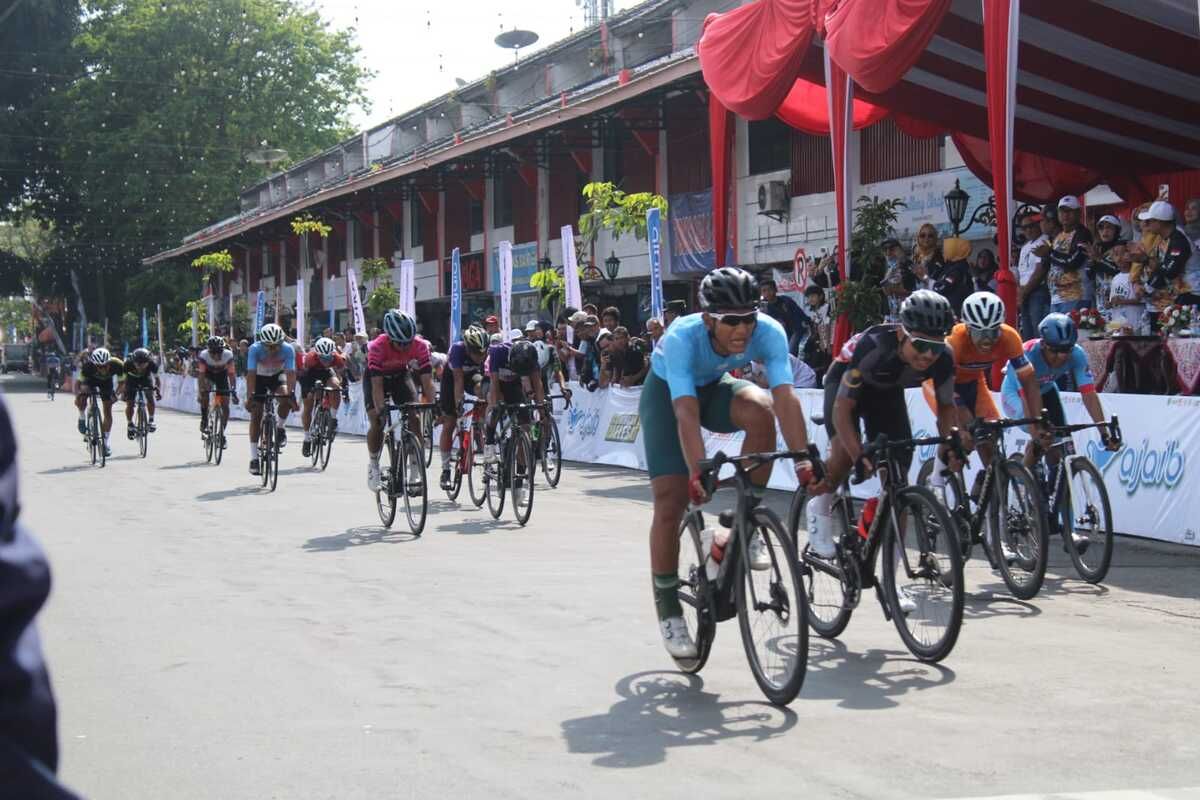 Sejumlah peserta Tour de Linggajati Ke 8 melintasi jalan Siliwangi Kabupaten Kuningan pada Sabtu (13/9/2025) siang.